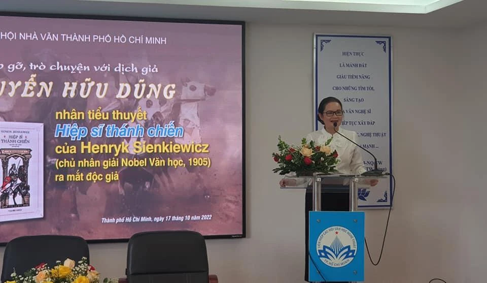 Nhà văn Bích Ngân, Chủ tịch Hội Nhà văn phát biểu. Ảnh: HÀ NGUYỄN.