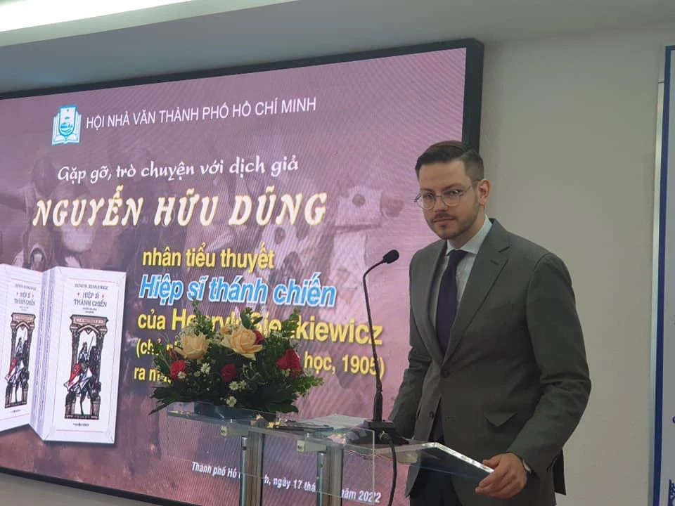 Có mặt tại buổi giao lưu, ông Alexander Nowakowski, Bí thư thứ ba của Đại sứ quán Ba Lan tại Việt Nam gửi lời tri ân đến dịch giả Nguyễn Hữu Dũng vì công tác phiên dịch. Ảnh: HÀ NGUYỄN