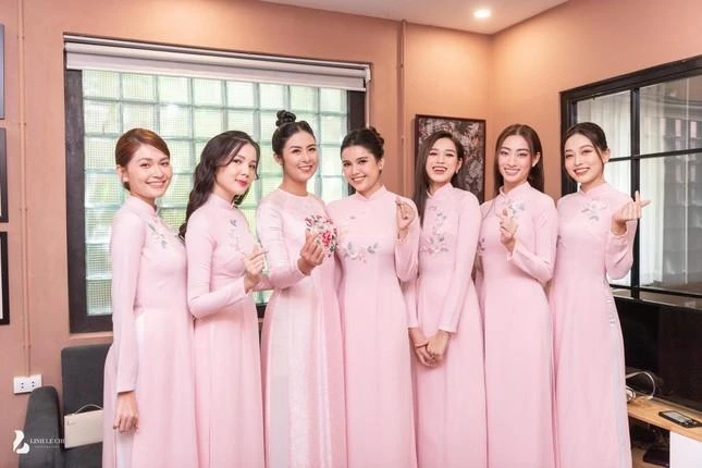 Hoa hậu Đỗ Thị Hà, Lương Thùy Linh, Á hậu Phương Nga, Thùy Dung, Diệu Thùy, Hoa khôi Thúy Vi nằm trong đội hình bê tráp cho lễ ăn hỏi của Hoa hậu Đỗ Mỹ Linh. Ảnh: FBNV