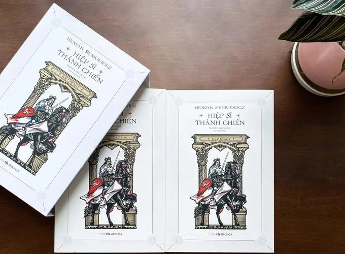 Tiểu thuyết "Hiệp sĩ thánh chiến" vừa ấn hành tại Việt Nam . Ảnh: HÀ NGUYỄN.