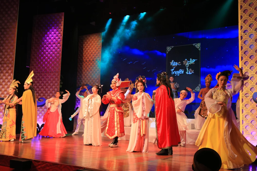 Ca cảnh mở đầu trong đêm khai mạc vòng chung kết với sự quy tụ nhiều nghệ sĩ. Ảnh: VÕ THƠ