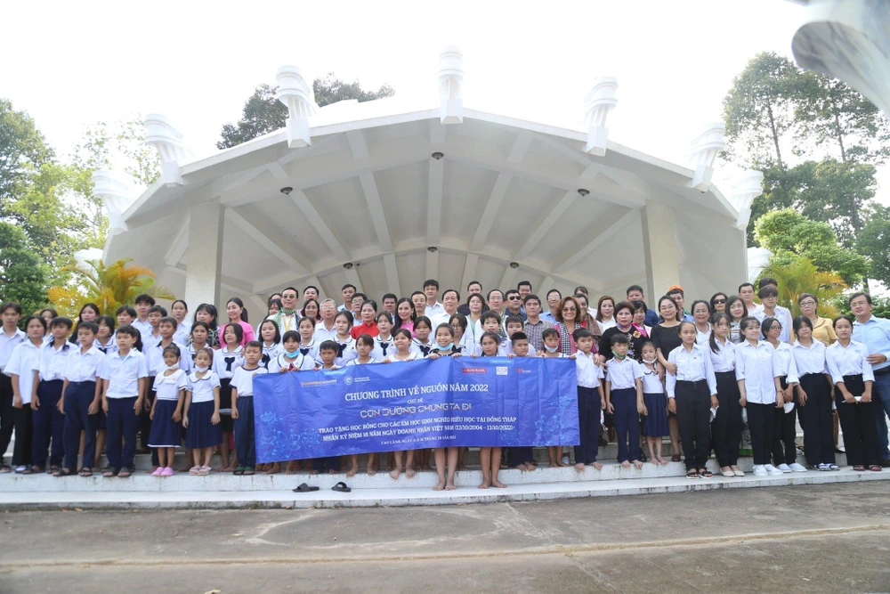 Trao 50 suất học bổng cho các cháu học sinh nghèo tại Đồng Tháp ảnh 2