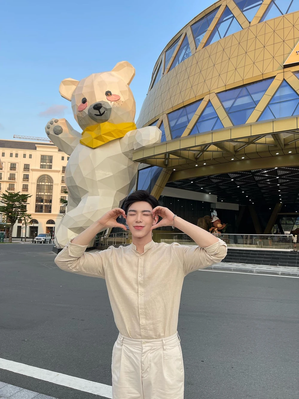 Ca sĩ Erik viết: "Nhân ngày Phụ nữ Việt Nam 20-10, Erik xin gửi những lời chúc tốt đẹp nhất đến với những người phụ nữ, ngoài các bà, các mẹ thì còn có những fan nữ đã luôn yêu thương và đồng hành Erik suốt thời gian đã qua. Mong sao mọi người sẽ nhiều sức khỏe và có được hạnh phúc trong cuộc sống".