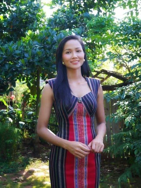 Hoa hậu H’Hen Niê: “20-10. Hân hoan chào đón ngày Phụ Nữ Việt Nam, mến chúc tất cả các bà, mẹ, cô, dì, chị, em thật dồi dào sức khỏe, trong cuộc sống có được nhiều điều diệu kỳ và may mắn, trong công việc luôn hanh thông, thăng tiến. Và chúc Phụ nữ Việt Nam luôn yêu đời, xinh đẹp tuyệt vời".