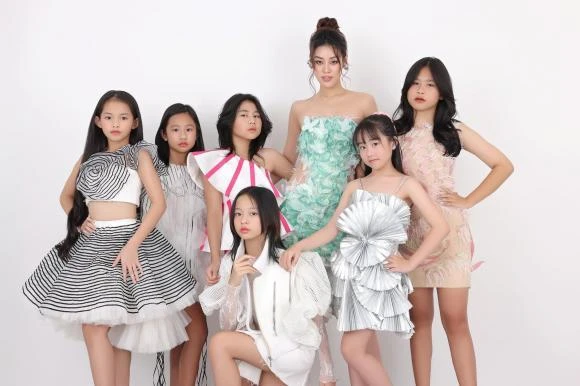 Khánh Vân thực hiện bộ ảnh với các học trò và chia sẻ: "Nhìn các em trưởng thành, hoàn thiện qua từng ngày, hơn ai hết Vân tin rằng các em sau này sẽ gặt hái được những ước mơ mà các em mong muốn, và quan trọng nhất vẫn là các em sẽ tự tin hơn và trở thành những bông hoa xinh đẹp của cuộc đời".