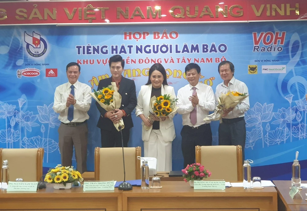 Trưởng BTC hội thi tặng hoa cho hội đồng giám khảo. Ảnh: HÀ NGUYỄN Trưởng BTC hội thi tặng hoa cho hội đồng giám khảo. Ảnh: HÀ NGUYỄN