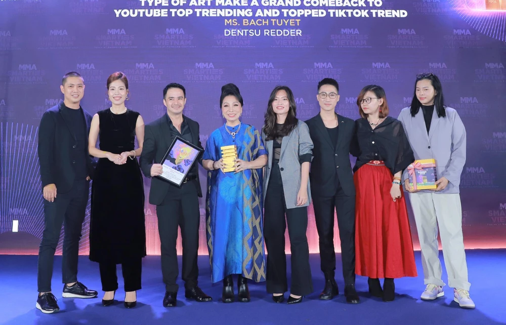 NSND Bạch Tuyết được vinh danh tại MMA Smarties. Ảnh: NSCC