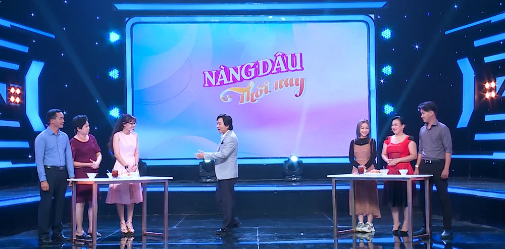 MC Kim Tử Long và hai đội thi. Ảnh: CTCC