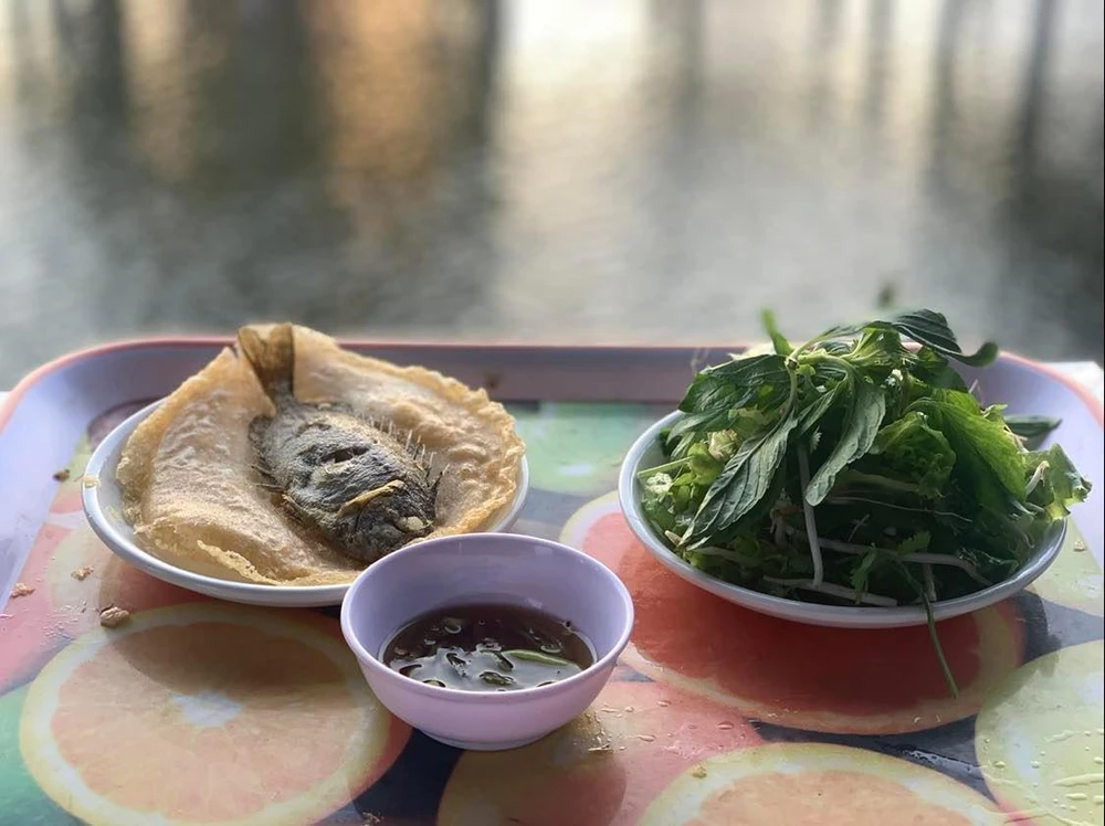 Bánh xèo cá kình - món ăn đặc trưng của người dân xứ thần kinh. Ảnh: Lưu Bình.