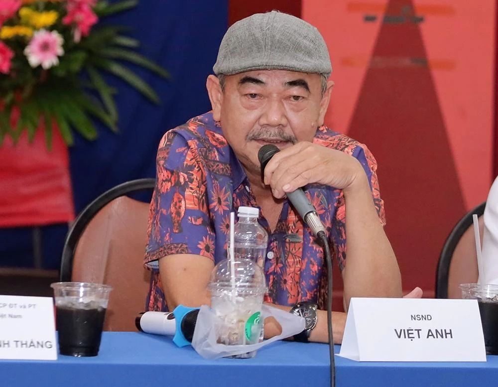 NSND Việt Anh chia sẻ tại buổi ra mắt phim. Ảnh: BTC