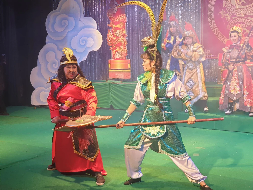 Nghệ sĩ Bạch Long (trái) vào vai Thiên Lôi. Ảnh: HÀ NGUYỄN