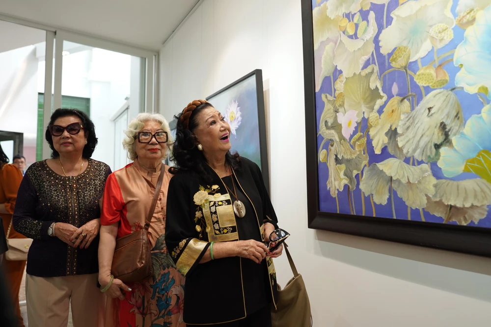 NSND Kim Cương đến tham quan triển lãm. Ảnh: NVCC