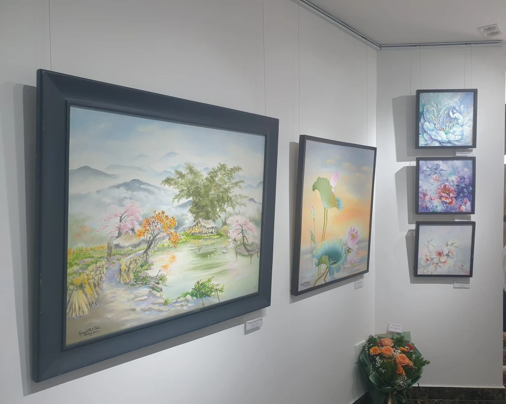 Một góc của triển lãm "Sen trong tâm". Ảnh: HÀ NGUYỄN.