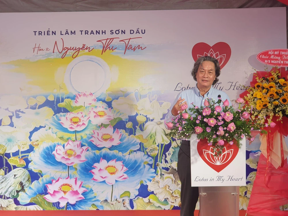 Ông Nguyễn Xuân Tiên, Chủ tịch Hội Mỹ thuật TP.HCM chia sẻ tại khai mạc triển lãm "Sen trong tâm". Ảnh: HÀ NGUYỄN