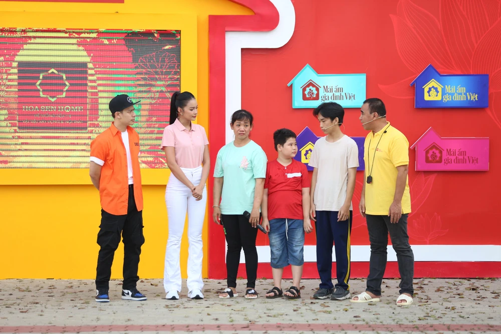 Hoa hậu Ngọc Châu cùng gia đình bé Thanh Tuyền. Ảnh: CTCC