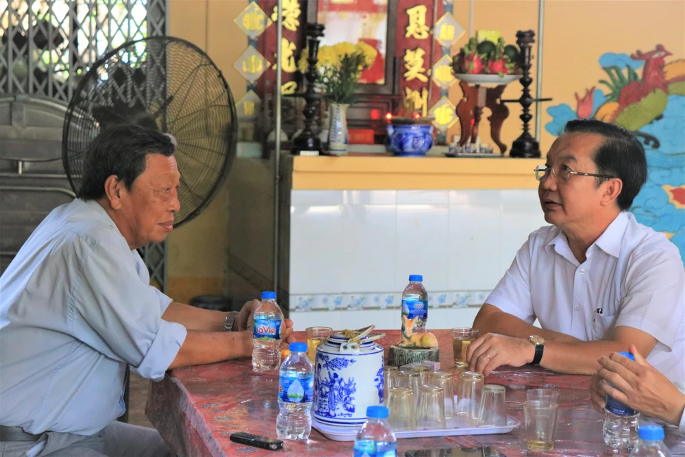 Ông Trần Thế Thuận, Giám đốc Sở VH&amp;TT TP.HCM và ông Nguyễn Hữu Tâm trao đổi về lịch sử ngôi Đình. Ảnh: VÕ THƠ