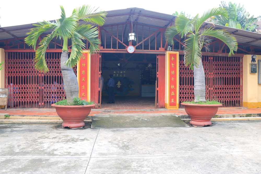 Sân đình trước đây được nâng lên 1,2m nhưng vẫn bị ngập khi trời mưa. Ảnh: VÕ THƠ