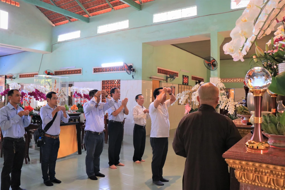 Ông Trần Thế Thuận cùng đoàn công tác của sở thắp nhang tại Chùa Châu Hưng. Ảnh: VÕ THƠ