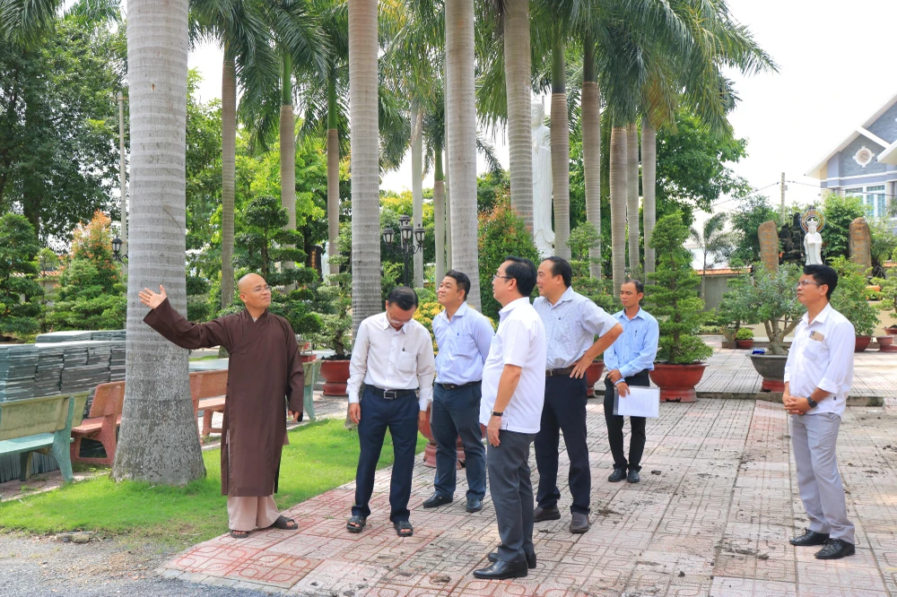 Đoàn khảo sát tham quan quang cảnh chùa. Ảnh: VÕ THƠ