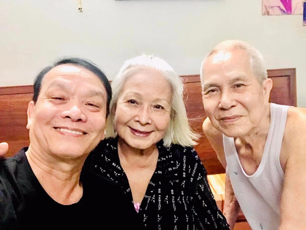 Soạn giả Hoàng Song Việt (trái) cùng Nghệ sĩ Bích Thuỷ và ông xã - nghệ sĩ Hữu Tài. Ảnh: FB Nguyễn Hoàng Minh Khôi. Soạn giả Hoàng Song Việt (trái) cùng Nghệ sĩ Bích Thuỷ và ông xã - nghệ sĩ Hữu Tài. Ảnh: FB Nguyễn Hoàng Minh Khôi.