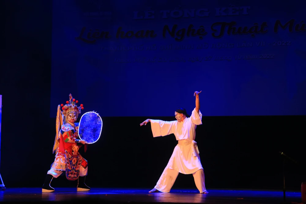 Tác phẩm “Khai” của vũ đoàn Việt Hảo. Ảnh VÕ THƠ