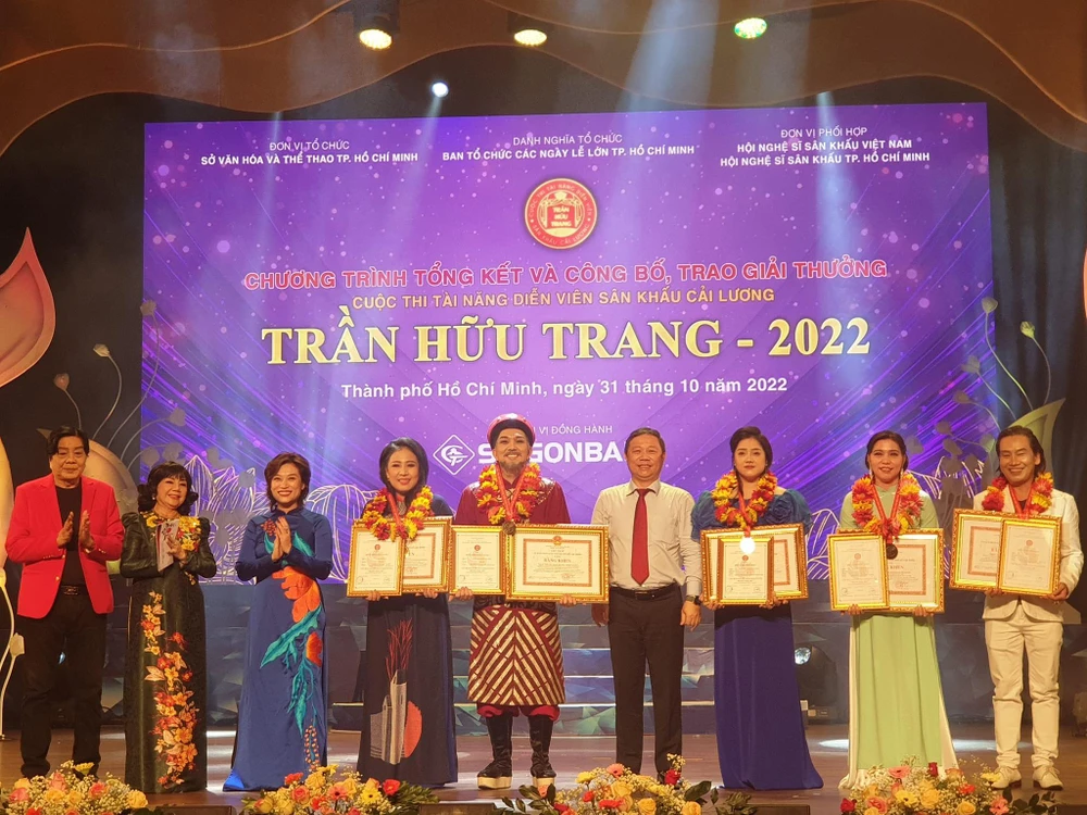 Trao huy chương vàng và bạc cho hạng mục kép lão và đào mụ. Ảnh: HÀ NGUYỄN