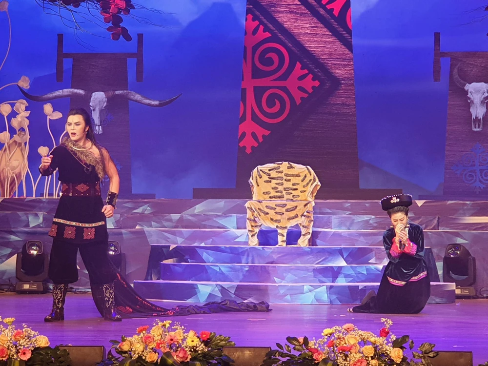 Võ Minh Lâm trong vở Chuyện tình Khau Vai. Ảnh: HÀ NGUYỄN