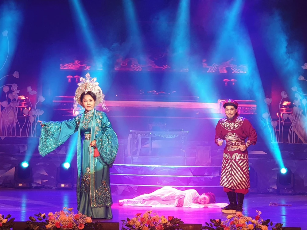 Nguyễn Minh Trường (Nhà hát Cải lương Trần Hữu Trang) đạt huy chương vàng hạng mục kép lão với vai Trần Thặng trong "Kẻ sĩ Thăng Long". Ảnh: HÀ NGUYỄN