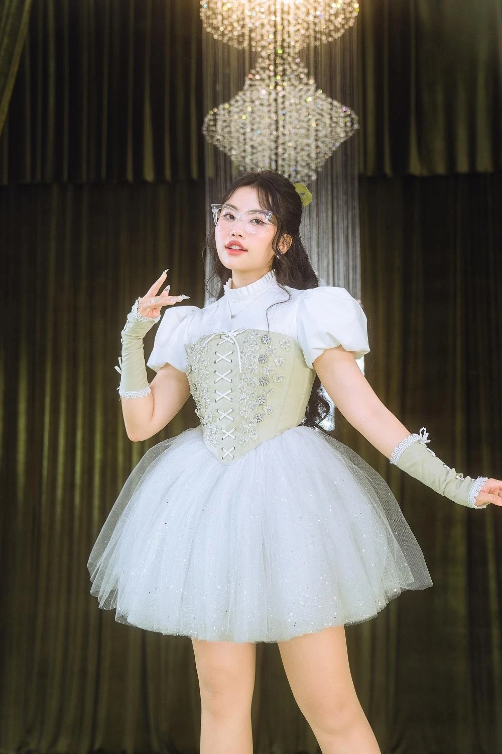 Phương Mỹ Chi trong phiên bản Dư âm. Ảnh: NSCC