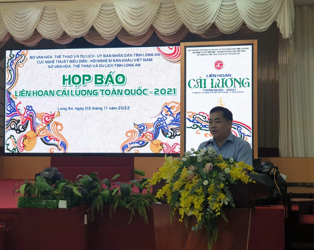 Ông Trần Hướng Dương, Phó Cục trưởng Cục nghệ thuật biểu diễn chia sẻ tại buổi họp báo. Ảnh: HÀ NGUYỄN