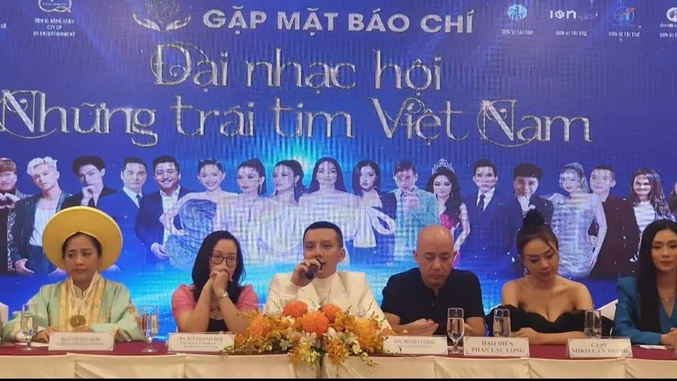 Ông Hồ Viết Cường, giám đốc sản xuất, Trưởng Ban tổ chức cùng poster gây tranh cãi tại chương trình họp báo. Ảnh: HÀ NGUYỄN