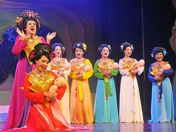 Một cảnh trong vở "Mười hai bà mụ". Ảnh: Idecaf