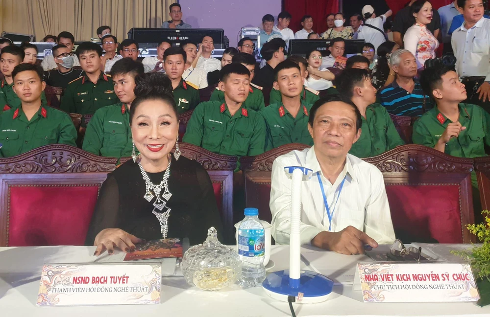 NSND Bạch Tuyết cùng nhà viết kịch Nguyễn Sỹ Chức trong buổi lễ khai mạc. Ảnh: VĂN HÀ