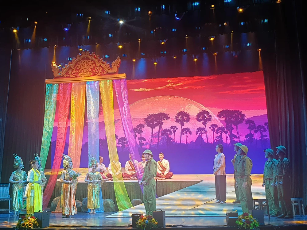 Đoàn nghệ thuật cải lương Long An mở màn liên hoan với vở "Bên dòng Long Khốt"