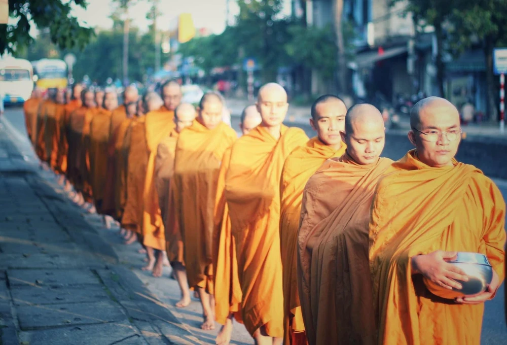 MC Đại Nghĩa cùng mọi người khất thực. Ảnh: FBNV