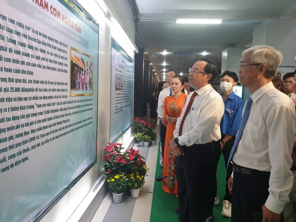 Ông Nguyễn Văn Nên, Bí thư thành ủy cùng các lãnh đạo TP.HCM tham quan triển lãm về các gương thầm lặng mà cao cả được tuyên dương. Ảnh: HÀ NGUYỄN