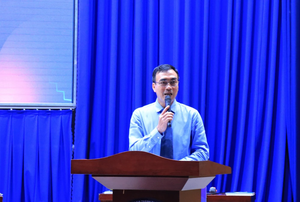 Tiến Sĩ Phạm Tấn Hạ, Phó hiệu trưởng trường Đh Khoa học Xã hội và Nhân văn phát biểu động viên các đội thi. Ảnh: VÕ THƠ