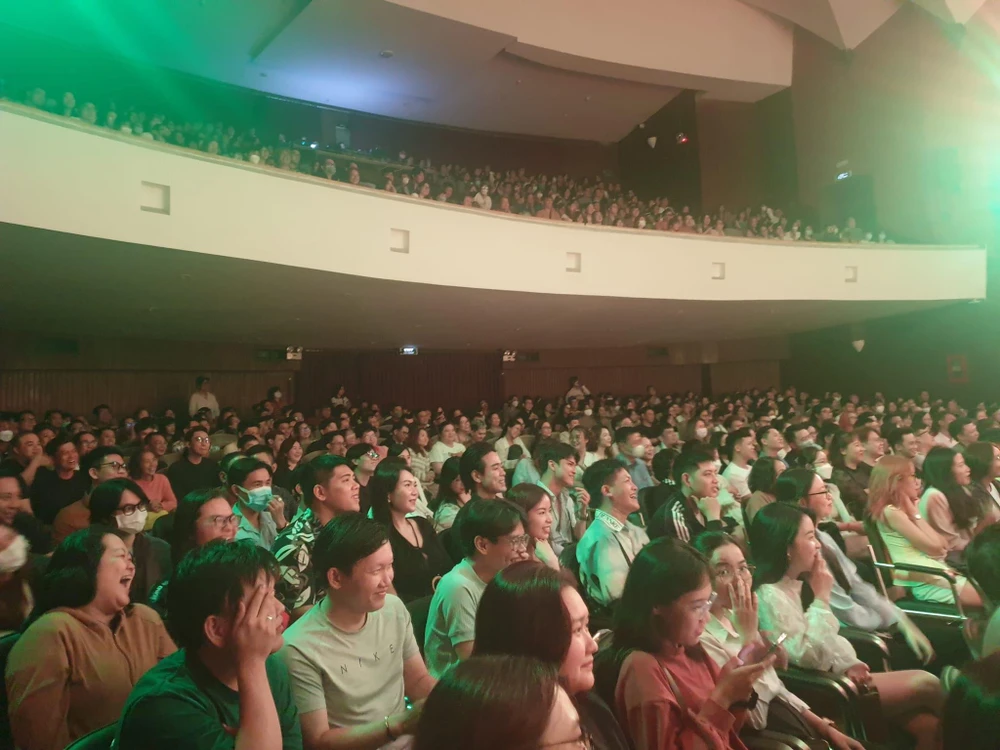 Dù đã tối muộn, khán giả vẫn cười hết cỡ với các vai diễn 12 bà mụ