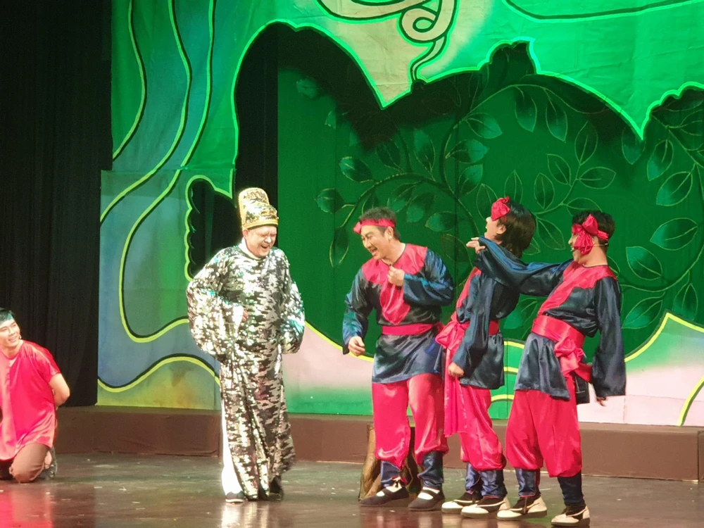 Các diễn viên duyên dáng trong vở diễn 12 bà mụ.