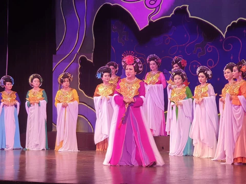 NSƯT Thành Lộc trong vai bà mụ Một của vở "12 bà mụ"