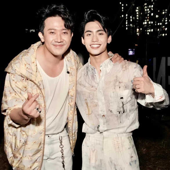 Trấn Thành, MONO chụp ảnh thân thiết. Ảnh: FBNV