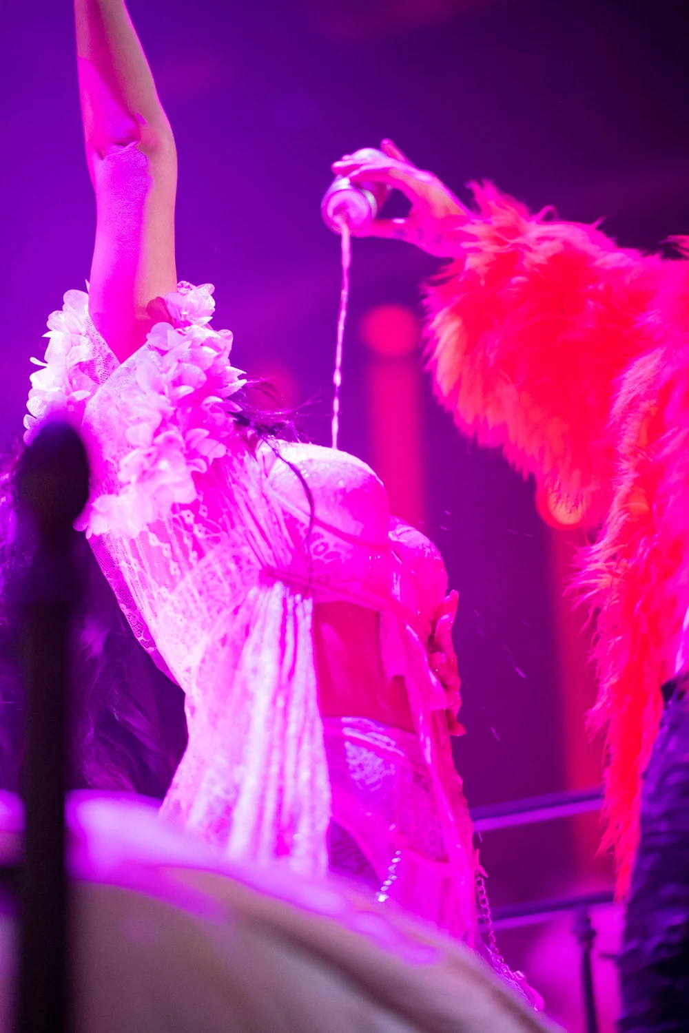 Hình ảnh đổ bia lên vùng ngực nữ vũ công của Binz gây tranh cãi trong đêm nhạc của SpaceSpeakers. Ảnh: BTC