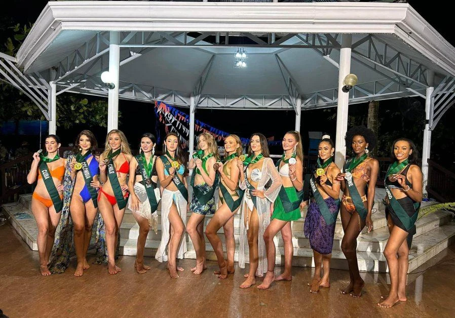 Các thí sinh đi chân đất thi bikini ở Miss Earth sau khi có mưa lớn. Ảnh: BTC