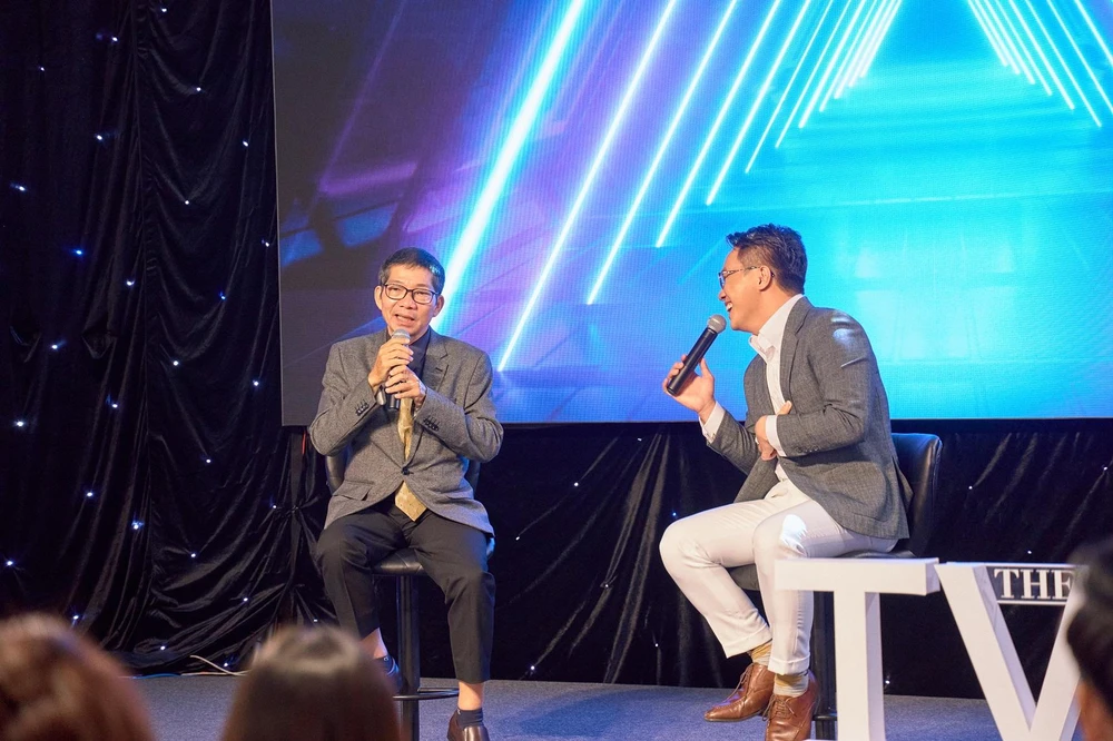 Nhà báo, Voice Artist Đông Quân cùng chia sẻ với các thí sinh về cách luyện tập để có một giọng nói chuẩn, đẹp. Ảnh: BTC