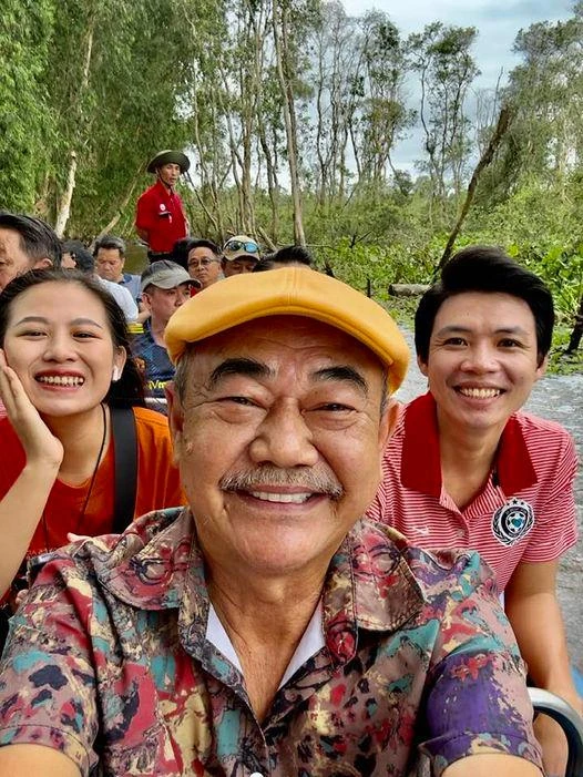 NSND Việt Anh cùng các học trò đi về An Giang dịp 20-11. Ảnh: NSCC