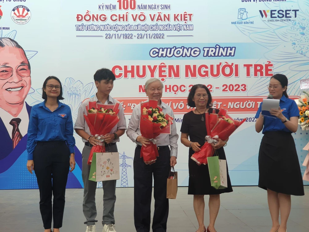 Bà Trần Thu Hà, phó Bí thư Thành Đoàn, Chủ tịch Hội đồng đội thành phố tặng hoa cho các khách mời. Ảnh: HÀ NGUYỄN