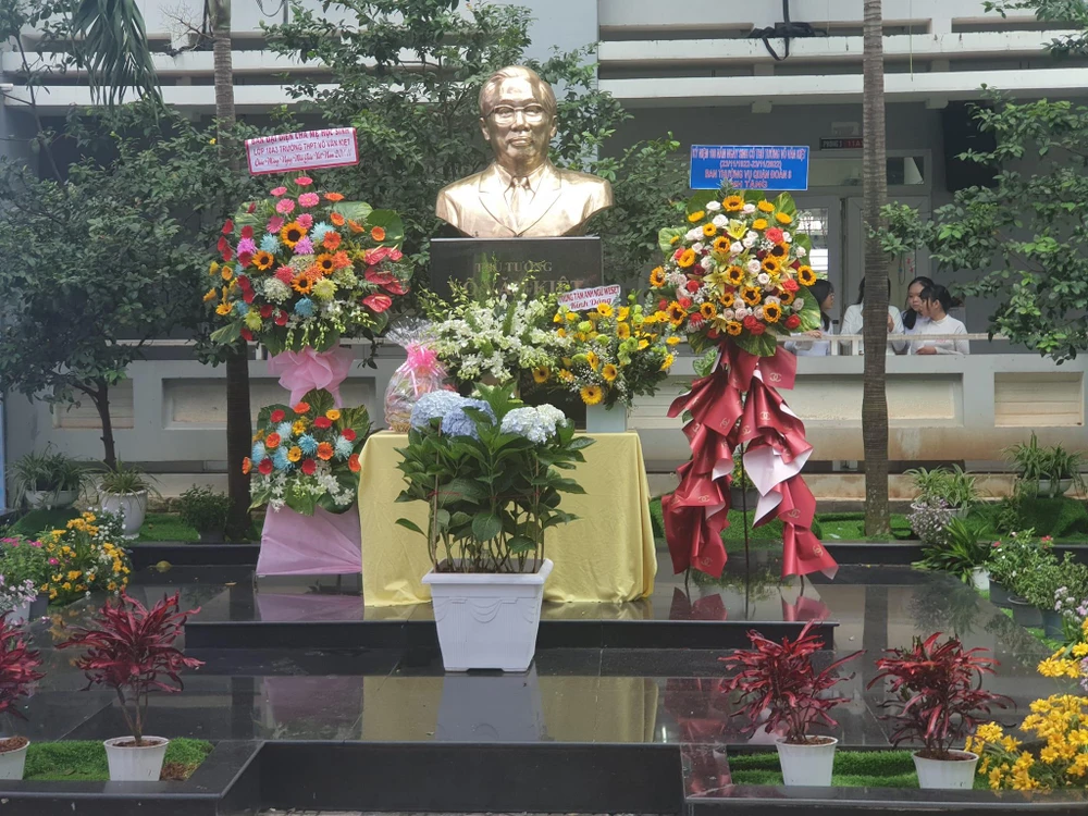 Tượng cố Thủ tướng Võ Văn Kiệt tại trường THPT mang tên ông. Ảnh: HÀ NGUYỄN