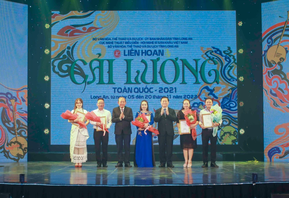 Trao giải thưởng cho thành phần sáng tạo. Ảnh: HUỲNH DU Trao giải thưởng cho thành phần sáng tạo. Ảnh: HUỲNH DU