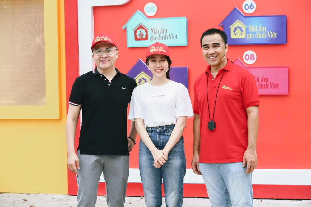 MC Quyền Linh, Đại Nghĩa và diễn viên Huỳnh Hồng Loan. Ảnh: NSX