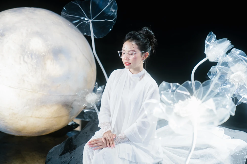 Phương Mỹ Chi trong MV "Hẹn em kiếp sau". Ảnh: NSCC